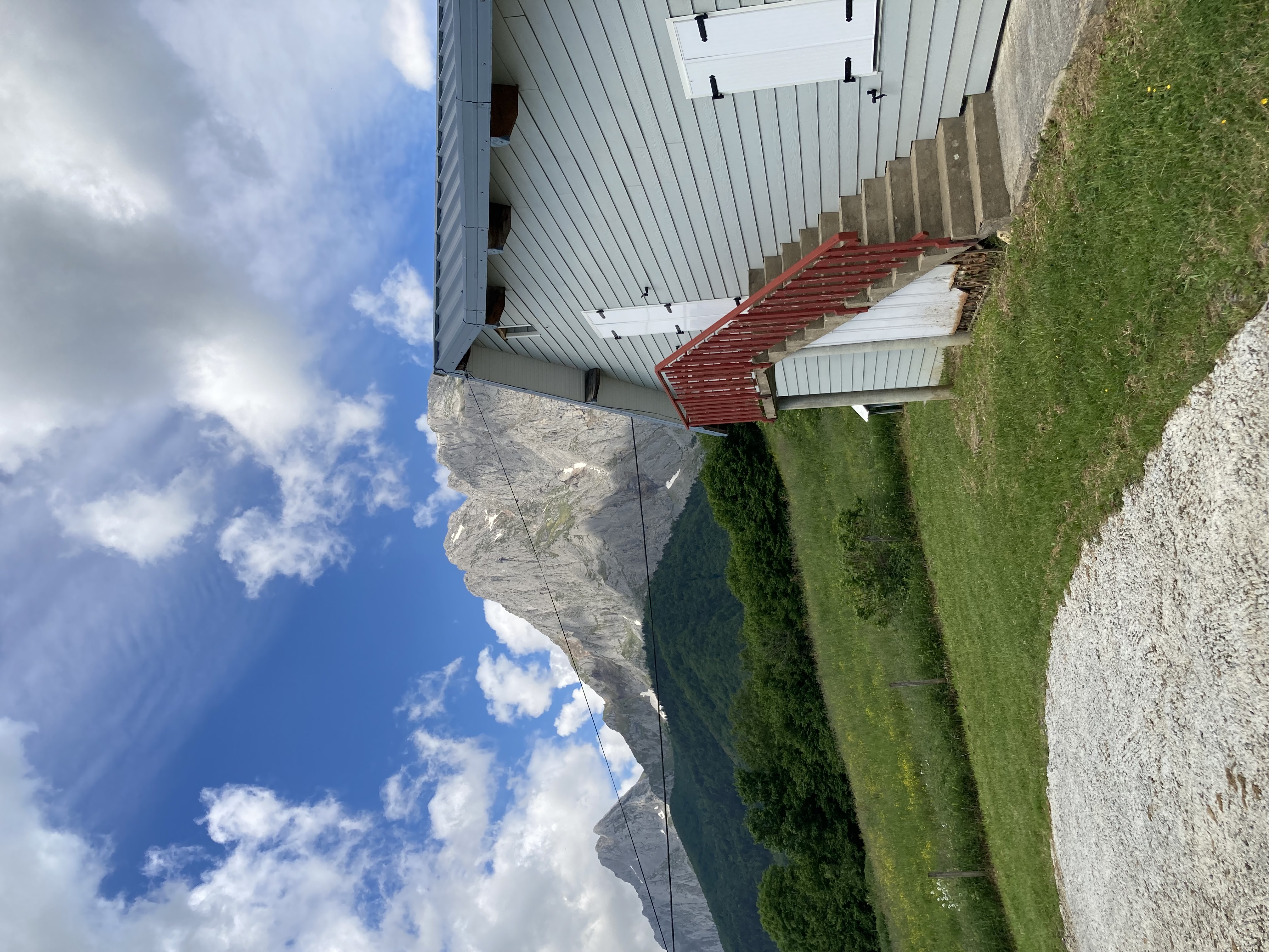 Photo du chalet avec des montagnes en fond