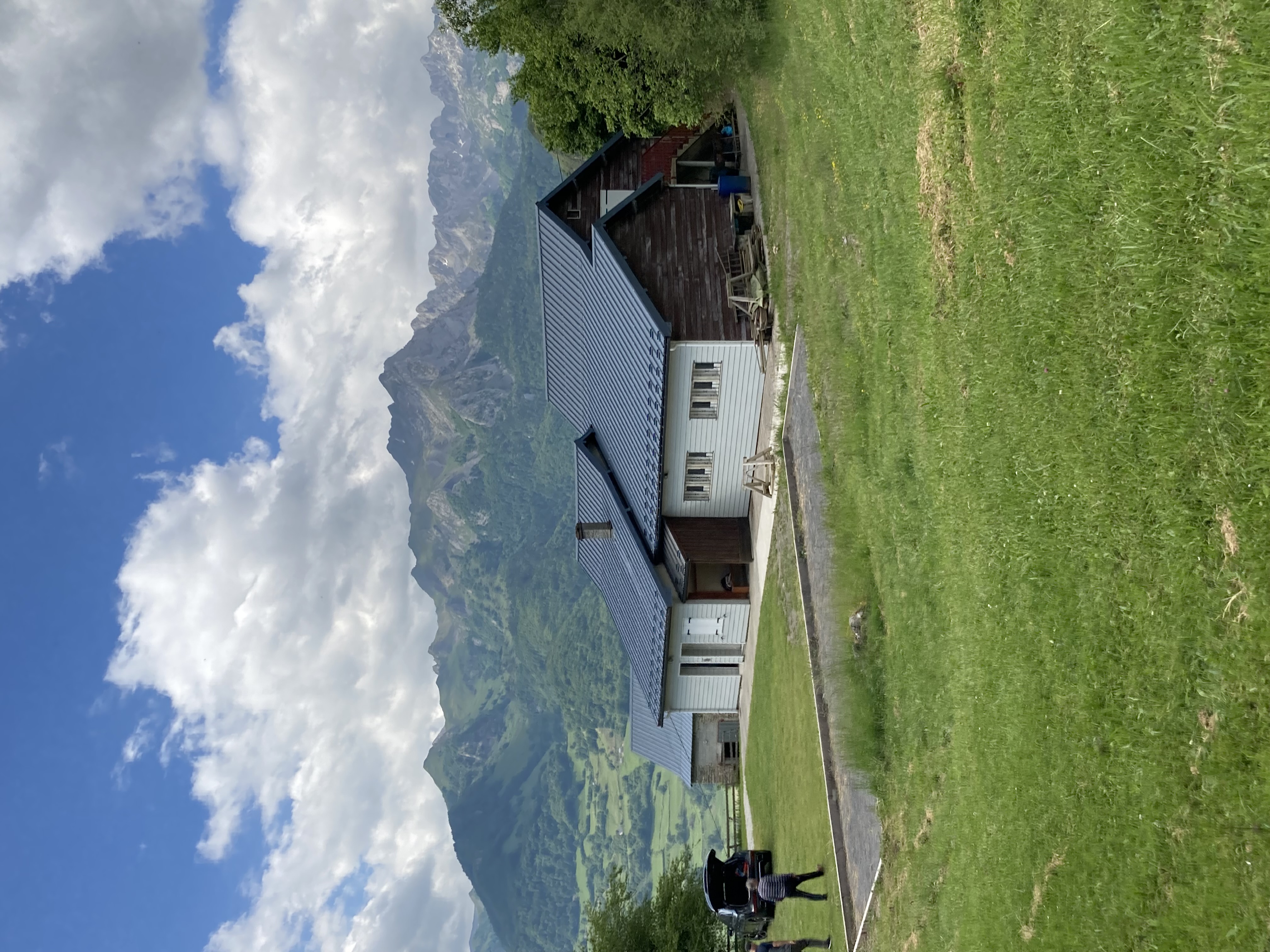 Photo du chalet avec des montagnes en fond